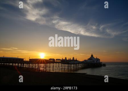 Eastbourne, East Sussex, Royaume-Uni. 4 septembre 2023. UK Météo : le soleil se lève sur Eastbourne Pier sur une autre chaude journée ensoleillée. Crédit : Carolyn Jenkins/ Alamy Live News Banque D'Images