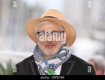 (190524) -- CANNES, 24 mai 2019 (Xinhua) -- la réalisatrice Elia Suleiman pose lors d'un photocall pour IT must Be Heaven au 72e Festival de Cannes, France, le 24 mai 2019. Le film IT must Be Heaven de la réalisatrice Elia Suleiman concourra pour la Palme d ou avec 20 autres films. (Xinhua/Gao Jing) FRANCE-CANNES-FILM FESTIVAL-PHOTOCALL- ÇA DOIT ÊTRE LE CIEL PUBLICATIONxNOTxINxCHN Banque D'Images
