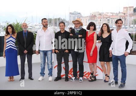 (190524) -- CANNES, 24 mai 2019 (Xinhua) -- la réalisatrice Elia Suleiman (4e R) et les acteurs posent lors d'un photocall pour IT must Be Heaven au 72e Festival de Cannes à Cannes, France, le 24 mai 2019. Le film IT must Be Heaven de la réalisatrice Elia Suleiman concourra pour la Palme d ou avec 20 autres films. (Xinhua/Gao Jing) FRANCE-CANNES-FILM FESTIVAL-PHOTOCALL- ÇA DOIT ÊTRE LE CIEL PUBLICATIONxNOTxINxCHN Banque D'Images