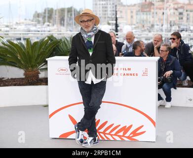 (190524) -- CANNES, 24 mai 2019 (Xinhua) -- la réalisatrice Elia Suleiman pose lors d'un photocall pour IT must Be Heaven au 72e Festival de Cannes, France, le 24 mai 2019. Le film IT must Be Heaven de la réalisatrice Elia Suleiman concourra pour la Palme d ou avec 20 autres films. (Xinhua/Gao Jing) FRANCE-CANNES-FILM FESTIVAL-PHOTOCALL- ÇA DOIT ÊTRE LE CIEL PUBLICATIONxNOTxINxCHN Banque D'Images