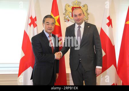 (190524) -- TBILISSI, 24 mai 2019 (Xinhua) -- le conseiller d'État chinois et ministre des Affaires étrangères Wang Yi (à gauche) rencontre le Premier ministre géorgien Mamuka Bakhtadze à Tbilissi, Géorgie, le 24 mai 2019. (Xinhua/Li Ming) GÉORGIE-TBILISSI-PM-CHINE-WANG YI-MEETING PUBLICATIONxNOTxINxCHN Banque D'Images