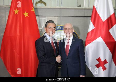 (190524) -- TBILISSI, 24 mai 2019 (Xinhua) -- le conseiller d'État chinois et ministre des Affaires étrangères Wang Yi (à gauche) rencontre le ministre géorgien des Affaires étrangères David Zalkaliani à Tbilissi, Géorgie, le 24 mai 2019. (Xinhua/Li Ming) GÉORGIE-TBILISSI-FM-CHINE-WANG YI-MEETING PUBLICATIONxNOTxINxCHN Banque D'Images