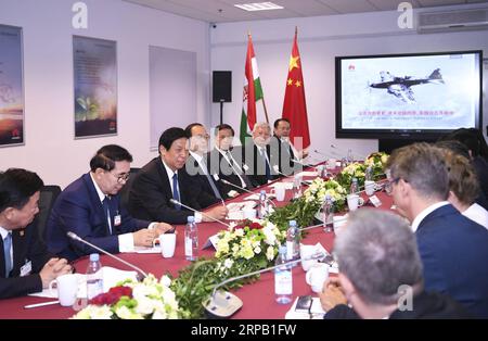 (190524) -- BUDAPEST, 24 mai 2019 (Xinhua) -- Li Zhanshu, président du comité permanent de l'Assemblée populaire nationale (NPC), visite le centre logistique européen du géant des technologies de l'information et des communications Huawei à Budapest, Hongrie, le 22 mai 2019. Li a effectué une visite officielle amicale en Hongrie du 21 au 23 mai. (Xinhua/Shen Hong) HONGRIE-LI ZHANSHU-VISIT PUBLICATIONxNOTxINxCHN Banque D'Images