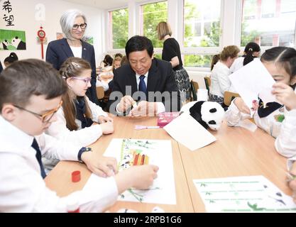 (190524) -- BUDAPEST, 24 mai 2019 (Xinhua) -- Li Zhanshu, président du Comité permanent de l'Assemblée populaire nationale (APN), visite une école bilingue hongrois-chinois à Budapest, Hongrie, le 22 mai 2019. Li a effectué une visite officielle amicale en Hongrie du 21 au 23 mai. (Xinhua/Shen Hong) HONGRIE-LI ZHANSHU-VISIT PUBLICATIONxNOTxINxCHN Banque D'Images