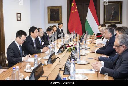 (190524) -- BUDAPEST, 24 mai 2019 (Xinhua) -- Li Zhanshu, président du comité permanent de l'Assemblée populaire nationale (APN), rencontre le Premier ministre hongrois Viktor Orban à Budapest, Hongrie, le 23 mai 2019. Li a effectué une visite officielle amicale en Hongrie du 21 au 23 mai. (Xinhua/Huang Jingwen) HONGRIE-LI ZHANSHU-VISIT PUBLICATIONxNOTxINxCHN Banque D'Images