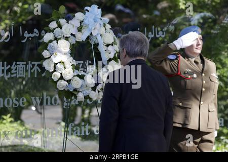 (190524) -- NATIONS UNIES, 24 mai 2019 (Xinhua) -- le secrétaire général des Nations Unies Antonio Guterres (devant) dépose une couronne lors d'une cérémonie solennelle en hommage aux soldats de la paix tombés au combat au siège de l'ONU à New York, le 24 mai 2019. Vendredi, les Nations Unies ont honoré leurs soldats de la paix tombés au combat par une cérémonie solennelle à l'occasion de la Journée internationale des soldats de la paix des Nations Unies. (Xinhua/Li Muzi) non-TOMBÉS CASQUES BLEUS-COMMÉMORATION PUBLICATIONxNOTxINxCHN Banque D'Images