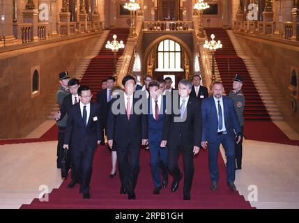 (190524) -- BUDAPEST, 24 mai 2019 (Xinhua) -- Li Zhanshu, président du comité permanent de l'Assemblée populaire nationale (APN), s'entretient avec le président du Parlement hongrois Laszlo Kover à Budapest, Hongrie, le 22 mai 2019. Li a effectué une visite officielle amicale en Hongrie du 21 au 23 mai. (Xinhua/Shen Hong) HONGRIE-LI ZHANSHU-VISIT PUBLICATIONxNOTxINxCHN Banque D'Images