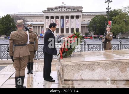 (190524) -- BUDAPEST, 24 mai 2019 (Xinhua) -- Li Zhanshu, président du Comité permanent de l'Assemblée populaire nationale (APN), dépose une gerbe au Monument du Millénaire à Budapest, Hongrie, le 22 mai 2019. Li a effectué une visite officielle amicale en Hongrie du 21 au 23 mai. (Xinhua/Shen Hong) HONGRIE-LI ZHANSHU-VISIT PUBLICATIONxNOTxINxCHN Banque D'Images