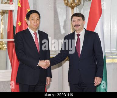 (190524) -- BUDAPEST, 24 mai 2019 (Xinhua) -- Li Zhanshu (G), président du Comité permanent de l'Assemblée populaire nationale (APN), rencontre le président hongrois Janos Ader à Budapest, Hongrie, le 22 mai 2019. Li a effectué une visite officielle amicale en Hongrie du 21 au 23 mai. (Xinhua/Huang Jingwen) HONGRIE-LI ZHANSHU-VISIT PUBLICATIONxNOTxINxCHN Banque D'Images