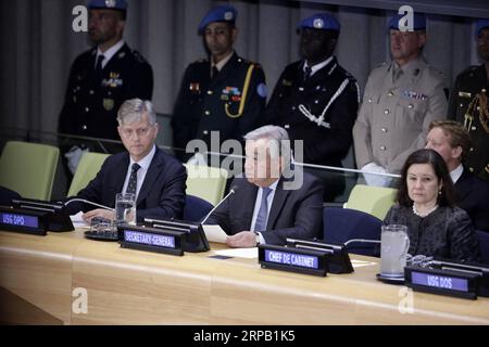 (190524) -- NATIONS UNIES, le 24 mai 2019 -- le secrétaire général des Nations Unies Antonio Guterres (C, avant) prend la parole lors de la cérémonie de remise de la médaille Diagne au siège de l'ONU à New York, le 24 mai 2019. Un soldat malawien, qui a donné sa vie pour sauver un camarade d'armes dans une opération de l'ONU en République démocratique du Congo (RDC) en novembre 2018, a reçu vendredi, à titre posthume, la plus haute et la plus prestigieuse reconnaissance pour le maintien de la paix de l'ONU. La médaille Capitaine Mbaye Diagne pour courage exceptionnel a été décernée au soldat Chancy Chitete. Sa famille a reçu la médaille en son nom par le Secrétaire de l'ONU... Banque D'Images