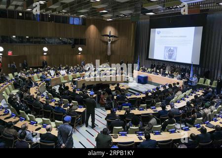 (190524) -- NATIONS UNIES, 24 mai 2019 -- la photo prise le 24 mai 2019 montre la cérémonie de remise de la médaille Diagne au siège de l'ONU à New York. Un soldat malawien, qui a donné sa vie pour sauver un camarade d'armes dans une opération de l'ONU en République démocratique du Congo (RDC) en novembre 2018, a reçu vendredi, à titre posthume, la plus haute et la plus prestigieuse reconnaissance pour le maintien de la paix de l'ONU. La médaille Capitaine Mbaye Diagne pour courage exceptionnel a été décernée au soldat Chancy Chitete. Sa famille a reçu la médaille en son nom des mains du Secrétaire général des Nations Unies Antonio Guterres. ONU-MAINTIEN DE LA PAIX-DIAGNE Banque D'Images