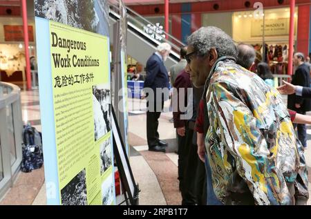 (190525) -- CHICAGO, 25 mai 2019 (Xinhua) -- un visiteur regarde une photo de l'exposition de photos les Chinois et la route de fer -- Construction du Transcontinental à Chicago, États-Unis, le 24 mai 2019. Une exposition de photos à la mémoire de la contribution des travailleurs migrants chinois au U.S. Transcontinental Railroad il y a 150 ans a débuté vendredi au Thompson Center à Chicago. L'exposition, The Chinese and the Iron Road - Building of the Transcontinental , durera sept jours dans le bâtiment appartenant à l'État. (Xinhua/Wang Ping) US-CHICAGO-EXPOSITION DE PHOTOS-OUVERTURE PUBLICATIONxNOTxINxCHN Banque D'Images