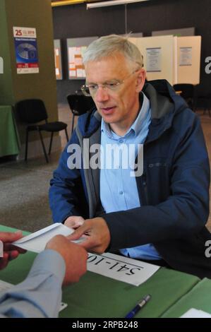 (190525) -- LETTONIE, 25 mai 2019 (Xinhua) -- le Premier ministre letton Krisjanis Karins participe aux élections au Parlement européen dans un bureau de vote à Riga, Lettonie, le 25 mai 2019. Les électeurs lettons se sont rendus aux urnes samedi pour élire leurs huit représentants au Parlement européen, les candidats des partis de centre droit au pouvoir étant censés remporter la majorité. (Xinhua/Janis) LETTONIE-PARLEMENT EUROPÉEN-ELECTION PUBLICATIONxNOTxINxCHN Banque D'Images
