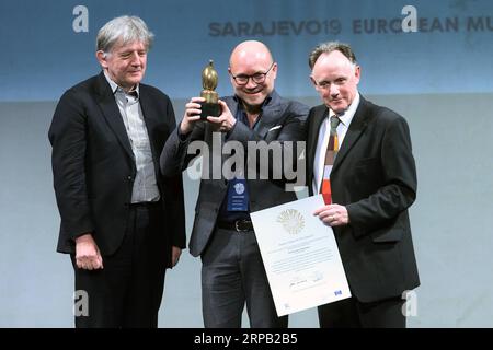 (190525) -- SARAJEVO, 25 mai 2019 -- Amito Haarhuis (C), directeur du Rijksmuseum Boerhaave à Leiden (pays-Bas), reçoit le prix du Musée européen de l'année lors de la cérémonie de remise des Prix du Musée européen de l'année (EMYA) à Sarajevo, Bosnie-Herzégovine, le 25 mai 2019. Le Rijksmuseum Boerhaave à Leyde aux pays-Bas a été déclaré Musée européen de l'année en 2019. Les résultats ont été annoncés lors de la cérémonie de clôture des Prix du Musée européen de l année (EMYA) samedi soir à Sarajevo, capitale de la Bosnie-Herzégovine. BOSNIE-HERZÉGOVINE-S Banque D'Images