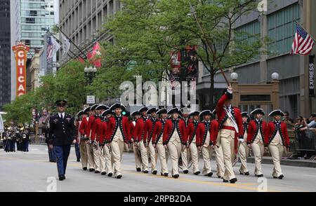 Actualités Bilder des Tages (190525) -- CHICAGO, 25 mai 2019 (Xinhua) -- les participants prennent part au défilé du Memorial Day à Chicago, aux États-Unis, le 25 mai 2019. Le Memorial Day est un jour férié fédéral aux États-Unis pour commémorer les personnes décédées en servant dans les forces armées du pays. (Xinhua/Wang Qiang) U.S.-CHICAGO-MEMORIAL DAY-PARADE PUBLICATIONxNOTxINxCHN Banque D'Images