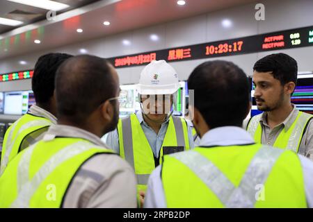 (190525) -- ISLAMABAD, 25 mai 2019 -- Shen Wantao (C), directeur adjoint du département des technologies de production de China Power Hub Generation Company Private Limited, dispense un enseignement sur place pour les employés pakistanais dans la salle de contrôle centrale de la centrale électrique de Hub, ville portuaire de la province du Baloutchistan, Pakistan, le 22 mai 2019. La Chine et le Pakistan uniront leurs efforts pour construire une communauté plus étroite d'avenir commun dans la nouvelle ère, dans un contexte de paysages internationaux changeants, a déclaré l'ambassadeur chinois Yao Jing. Le corridor économique Chine-Pakistan (CPEC), un projet pilote majeur du China-p Banque D'Images