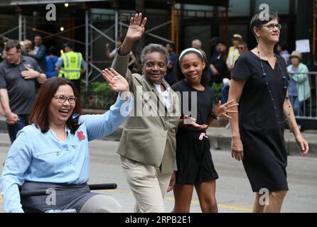 (190525) -- CHICAGO, 25 mai 2019 (Xinhua) -- Lori Lightfoot, maire de Chicago (2e L, avant), participe au défilé du Memorial Day à Chicago, aux États-Unis, le 25 mai 2019. Le Memorial Day est un jour férié fédéral aux États-Unis pour commémorer les personnes décédées en servant dans les forces armées du pays. (Xinhua/Wang Qiang) U.S.-CHICAGO-MEMORIAL DAY-PARADE PUBLICATIONxNOTxINxCHN Banque D'Images