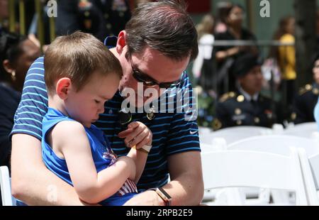 (190525) -- CHICAGO, 25 mai 2019 (Xinhua) -- des membres des familles des soldats tombés au combat assistent au défilé du Memorial Day à Chicago, aux États-Unis, le 25 mai 2019. Le Memorial Day est un jour férié fédéral aux États-Unis pour commémorer les personnes décédées en servant dans les forces armées du pays. (Xinhua/Wang Qiang) U.S.-CHICAGO-MEMORIAL DAY-PARADE PUBLICATIONxNOTxINxCHN Banque D'Images