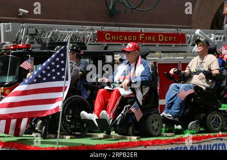 (190525) -- CHICAGO, 25 mai 2019 (Xinhua) -- des vétérans participent au défilé du Memorial Day à Chicago, aux États-Unis, le 25 mai 2019. Le Memorial Day est un jour férié fédéral aux États-Unis pour commémorer les personnes décédées en servant dans les forces armées du pays. (Xinhua/Wang Qiang) U.S.-CHICAGO-MEMORIAL DAY-PARADE PUBLICATIONxNOTxINxCHN Banque D'Images