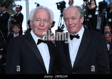 (190526) -- CANNES, 26 mai 2019 (Xinhua) -- les réalisateurs Luc Dardenne et Jean-Pierre Dardenne posent sur le tapis rouge de la cérémonie de clôture du 72e Festival de Cannes, à Cannes, France, le 25 mai 2019. Le rideau de la 72e édition du Festival de Cannes est tombé samedi soir, le film sud-coréen parasite remportant cette année le plus prestigieux prix, la Palme d Or. (Xinhua/Zhang Cheng) FRANCE-CANNES-FESTIVAL-CLÔTURE PUBLICATIONxNOTxINxCHN Banque D'Images