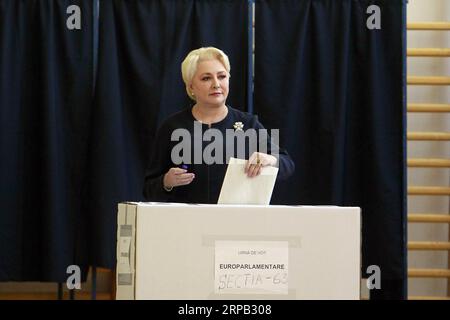 190526 -- BUCAREST, le 26 mai 2019 Xinhua -- le Premier ministre roumain Viorica Dancila vote dans un bureau de vote à Bucarest, Roumanie, le 26 mai 2019. Les élections européennes du Parlement européen ont débuté dimanche en Roumanie. Xinhua/Cristian Cristel ROUMANIE-BUCAREST-PARLEMENT EUROPÉEN-ELECTION PUBLICATIONxNOTxINxCHN Banque D'Images