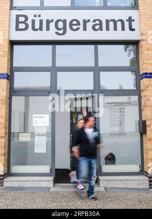 (190526) -- BERLIN, 26 mai 2019 (Xinhua) -- deux électeurs quittent un bureau de vote après avoir voté à Berlin, capitale de l'Allemagne, le 26 mai 2019. Le vote pour les élections au Parlement européen a débuté dimanche en Allemagne. (Xinhua/Kevin Voigt) ALLEMAGNE-BERLIN-PARLEMENT EUROPÉEN-ELECTION PUBLICATIONxNOTxINxCHN Banque D'Images