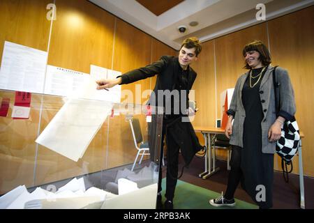 (190526) -- VARSOVIE, le 26 mai 2019 -- un homme jette son bulletin de vote dans un bureau de vote du ministère de l'Agriculture et du développement rural à Varsovie, en Pologne, le 26 mai 2019. Les citoyens des 28 pays membres de l'Union européenne (UE), parmi lesquels plus de 400 millions d'électeurs sont éligibles, devraient voter sur une période de quatre jours, à compter de jeudi, pour élire 751 membres du PE (députés) pour un mandat de cinq ans. POLOGNE-VARSOVIE-eu ELECTIONS PARLEMENTAIRES JaapxArriens PUBLICATIONxNOTxINxCHN Banque D'Images