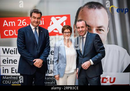 (190526) -- BERLIN, 26 mai 2019 -- Manfred Weber (à droite), leader du groupe du Parti populaire européen (PPE), Annegret Kramp-Karrenbauer (C), leader de l'Union chrétienne-démocrate (CDU) et Markus Soeder, leader de l'Union chrétienne-sociale (CSU) posent pour des photos après une conférence de presse au siège de la CDU à Berlin, capitale de l'Allemagne, le 26 mai 2019. Le bloc conservateur de la chancelière allemande Angela Merkel, l Union chrétienne-démocrate (CDU)/Union chrétienne-sociale (CSU), a obtenu 28 % des voix lors des élections au Parlement européen de dimanche. Bien que gardé la plus grande part, l'Union politique los Banque D'Images