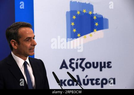 (190526) -- ATHÈNES, le 26 mai 2019 -- Kyriakos Mitsotakis, leader du parti de la Nouvelle démocratie, prononce son discours de victoire à Athènes, en Grèce, le 26 mai 2019. Kyriakos Mitsotakis, le chef du parti conservateur de l'opposition grecque Nouvelle démocratie (ND), a appelé le Premier ministre grec Alexis Tsipras à démissionner afin que la Grèce soit conduite à des élections nationales anticipées, après les résultats des élections au Parlement européen et au Parlement local dimanche. GRÈCE-ATHÈNES-NOUVEAU PARTI DÉMOCRATIQUE-MITSOTAKIS MARIOSXLOLOS PUBLICATIONXNOTXINXCHN Banque D'Images
