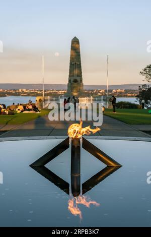 Perth, WA, Australie - flamme éternelle avec State War Memorial en arrière-plan Banque D'Images