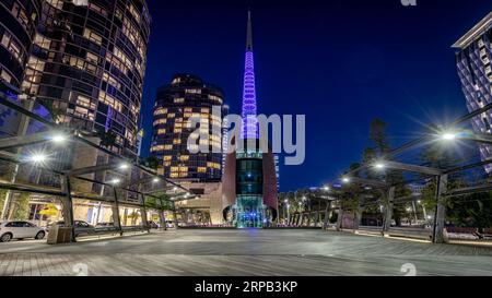 Perth, WA, Australie - le bâtiment de la tour de la cloche illuminé la nuit Banque D'Images