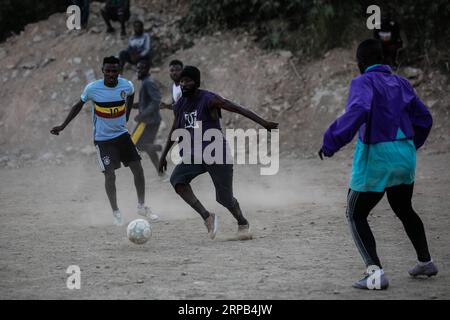 (190527) -- SAMOS (GRÈCE), le 27 mai 2019 -- un groupe de réfugiés joue au football dans le camp de réfugiés de Samos, une île de la mer Égée orientale, en Grèce, le 24 mai 2019. Quatre ans après le début de la crise des réfugiés, des milliers de réfugiés et de migrants sont toujours coincés à Samos. Selon les représentants de l'Union européenne, la crise migratoire qui a commencé en 2015 est terminée. Mais à Samos, le problème est loin d'être terminé, ont déclaré des responsables locaux à Xinhua. Au Centre d’accueil et d’identification de Vathy, mieux connu sous le nom de camp de réfugiés de Samos, 3 069 réfugiés vivent encore aujourd’hui dans des conditions très dures Banque D'Images