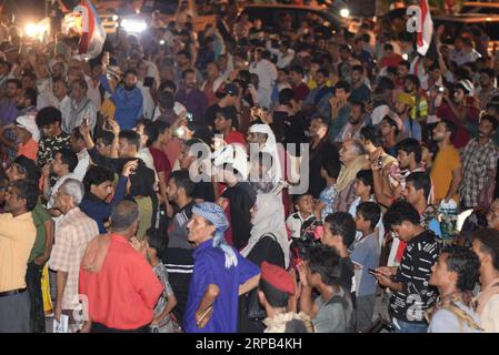 (190527) -- ADEN (YÉMEN), 27 mai 2019 -- les gens se rassemblent sur une place publique pour saluer le leader pro-sécession Ahmed Omar Marqashi à Aden, Yémen, le 27 mai 2019. Des centaines de Yéménites se sont rassemblés lundi sur une place publique dans la ville portuaire d'Aden, dans le sud du pays, pour saluer le leader pro-sécession libéré de la prison centrale de Sanaa, contrôlée par les Houthis, après 11 ans de détention. YÉMEN-ADEN-PRO-LEADER DE LA SÉCESSION-LIBÉRATION MURADXABDO PUBLICATIONXNOTXINXCHN Banque D'Images