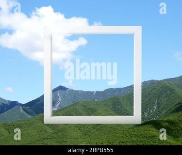 Cadre en bois et belles montagnes sous ciel bleu avec nuage Banque D'Images