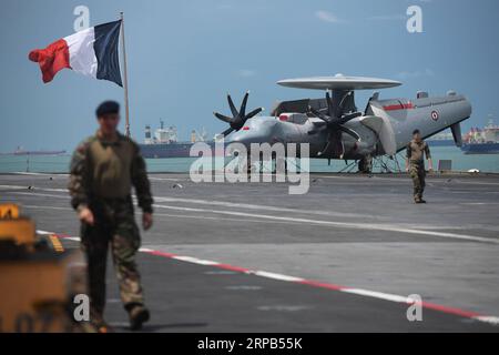 (190528) -- SINGAPOUR, le 28 mai 2019 -- un avion E-2C Hawkeye est vu sur le pont d'envol du porte-avions français Charles de Gaulle amarré à la base navale de Changi, Singapour, le 28 mai 2019.) SINGAPOUR-FRANCE-MARITIME-DEFENCE ThenxChihxWey PUBLICATIONxNOTxINxCHN Banque D'Images