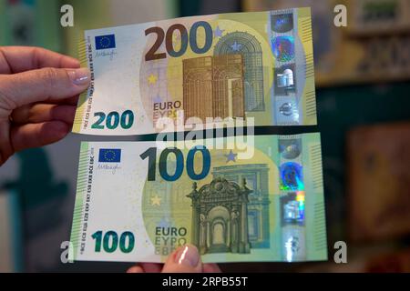 (190528) -- VILNIUS, le 28 mai 2019 -- une photo prise le 28 mai 2019 montre de nouveaux billets de 100 et 200 euros à Vilnius, en Lituanie. Les nouveaux billets de 100 et 200 euros dotés de dispositifs de sécurité renforcés commenceront à circuler mardi. ) LITUANIE-VILNIUS-EUROS BILLETS AlfredasxPliadis PUBLICATIONxNOTxINxCHN Banque D'Images