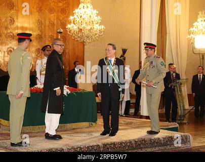 (190528) -- ISLAMABAD, 28 mai 2019 (Xinhua) -- le président pakistanais Arif Alvi décerne au vice-président chinois Wang Qishan le Nishan-e-Pakistan, la plus haute distinction décernée aux dirigeants étrangers, à Islamabad, Pakistan, le 26 mai 2019. Wang Qishan s'est rendu au Pakistan de dimanche à mardi et a rencontré respectivement le président pakistanais Arif Alvi et le Premier ministre Imran Khan sur le renforcement des relations bilatérales. (Xinhua/Li Gang) PAKISTAN-CHINE-WANG QISHAN-VISITE PUBLICATIONxNOTxINxCHN Banque D'Images