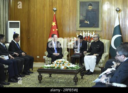 (190528) -- ISLAMABAD, 28 mai 2019 (Xinhua) -- le vice-président chinois Wang Qishan rencontre le président pakistanais Arif Alvi à Islamabad, Pakistan, le 26 mai 2019. Wang Qishan s'est rendu au Pakistan de dimanche à mardi et a rencontré respectivement le président pakistanais Arif Alvi et le Premier ministre Imran Khan sur le renforcement des relations bilatérales. (Xinhua/Yan Yan) PAKISTAN-CHINE-WANG QISHAN-VISITE PUBLICATIONxNOTxINxCHN Banque D'Images