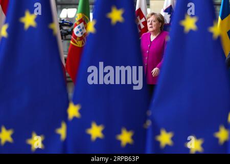 (190528) -- BRUXELLES, le 28 mai 2019 -- la chancelière allemande Angela Merkel arrive au siège de l'Union européenne pour un dîner informel des chefs d'État ou de gouvernement de l'UE à Bruxelles, Belgique, le 28 mai 2019. Les dirigeants des États membres de l'Union européenne (UE) n'ont pas discuté des noms des candidats, mais seulement du processus de choix du nouveau président de la Commission européenne (ce), a déclaré mardi le président du Conseil européen Donald Tusk. Au cours d'une conférence de presse qui a suivi le dîner informel des dirigeants, Tusk a déclaré aux journalistes que la discussion de mardi a confirmé l'accord conclu par les dirigeants en février Banque D'Images