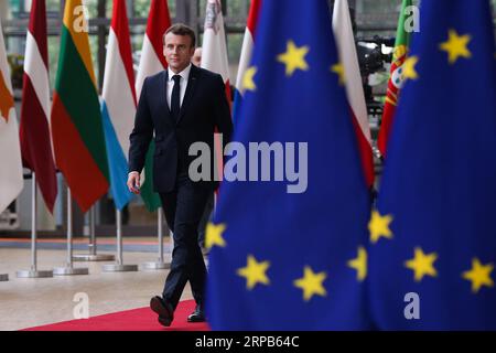 (190528) -- BRUXELLES, le 28 mai 2019 -- le président français Emmanuel Macron arrive au siège de l'Union européenne pour un dîner informel des chefs d'État ou de gouvernement de l'UE à Bruxelles, Belgique, le 28 mai 2019. Les dirigeants des États membres de l'Union européenne (UE) n'ont pas discuté des noms des candidats, mais seulement du processus de choix du nouveau président de la Commission européenne (ce), a déclaré mardi le président du Conseil européen Donald Tusk. Au cours d'une conférence de presse qui a suivi le dîner informel des dirigeants, Tusk a déclaré aux journalistes que la discussion de mardi a confirmé l'accord conclu par les dirigeants en février Banque D'Images