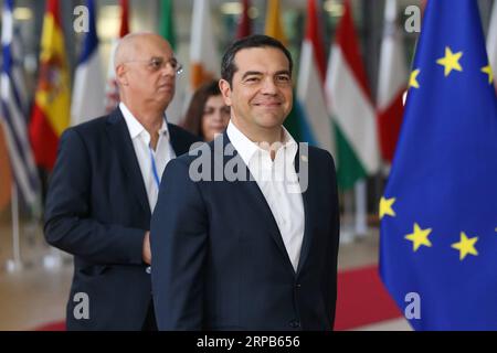 (190528) -- BRUXELLES, le 28 mai 2019 -- le Premier ministre grec Alexis Tsipras (Front) arrive au siège de l'Union européenne pour un dîner informel des chefs d'État ou de gouvernement de l'UE à Bruxelles, Belgique, le 28 mai 2019. Les dirigeants des États membres de l'Union européenne (UE) n'ont pas discuté des noms des candidats, mais seulement du processus de choix du nouveau président de la Commission européenne (ce), a déclaré mardi le président du Conseil européen Donald Tusk. Au cours d'une conférence de presse qui a suivi le dîner informel des dirigeants, Tusk a déclaré aux journalistes que la discussion de mardi a confirmé l'accord conclu par les dirigeants Banque D'Images