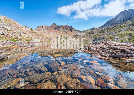 Lac Terre Rouge dans le Parc National du Mercantour en France Banque D'Images