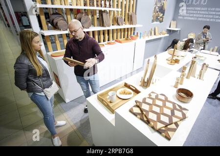 (190530) -- VARSOVIE, 30 mai 2019 -- regard des visiteurs sur les appareils de cuisine exposés à l'exposition China Home Life à Nadarzyn, Pologne, le 29 mai 2019. La 8e édition de l’exposition China Home Life a débuté mercredi. Plus de 550 exposants chinois ont participé à l'exposition pour présenter leurs produits et rencontrer des distributeurs et des revendeurs. POLOGNE-VARSOVIE-CHINE-EXPOSITION JaapxArriens PUBLICATIONxNOTxINxCHN Banque D'Images