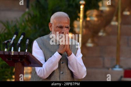 Indien, Narendra Modi Amtseinführung als Premier ministre in Neu-Delhi (190530) -- NEW DELHI, 30 mai 2019 () -- le Premier ministre indien Narendra Modi fait des gestes envers ses partisans après avoir prêté serment au cours d'une cérémonie d'assermentation au Palais présidentiel à New Delhi, Inde, le 30 mai 2019. Narendra Modi a prêté serment pour un second mandat en tant que Premier ministre du pays jeudi. () INDE-NEW DELHI-MODI-PM-CÉRÉMONIE DE PRESTATION DE SERMENT XINHUA PUBLICATIONXNOTXINXCHN Banque D'Images