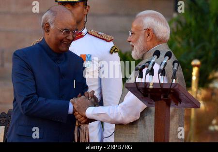 Indien, Narendra Modi Amtseinführung als Premier in Neu-Delhi (190530) -- NEW DELHI, 30 mai 2019 () -- le président indien RAM Nath Kovind (à gauche) salue Narendra Modi lors d'une cérémonie d'assermentation au Palais présidentiel de New Delhi, Inde, le 30 mai 2019. Narendra Modi a prêté serment pour un second mandat en tant que Premier ministre du pays jeudi. () INDE-NEW DELHI-MODI-PM-CÉRÉMONIE DE PRESTATION DE SERMENT XINHUA PUBLICATIONXNOTXINXCHN Banque D'Images