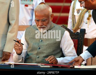 Indien, Narendra Modi Amtseinführung als Premier ministre in Neu-Delhi (190530) -- NEW DELHI, 30 mai 2019 () -- le Premier ministre indien Narendra Modi assiste à sa cérémonie d'assermentation au Palais présidentiel de New Delhi, Inde, le 30 mai 2019. Narendra Modi a prêté serment pour un second mandat en tant que Premier ministre du pays jeudi. () INDE-NEW DELHI-MODI-PM-CÉRÉMONIE DE PRESTATION DE SERMENT XINHUA PUBLICATIONXNOTXINXCHN Banque D'Images