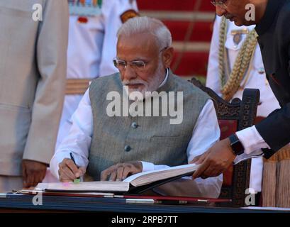 Indien, Narendra Modi Amtseinführung als Premier ministre in Neu-Delhi (190530) -- NEW DELHI, 30 mai 2019 () -- le Premier ministre indien Narendra Modi assiste à sa cérémonie d'assermentation au Palais présidentiel de New Delhi, Inde, le 30 mai 2019. Narendra Modi a prêté serment pour un second mandat en tant que Premier ministre du pays jeudi. () INDE-NEW DELHI-MODI-PM-CÉRÉMONIE DE PRESTATION DE SERMENT XINHUA PUBLICATIONXNOTXINXCHN Banque D'Images