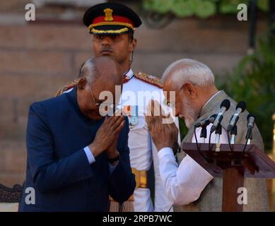 Indien, Narendra Modi Amtseinführung als Premier in Neu-Delhi (190530) -- NEW DELHI, 30 mai 2019 () -- le président indien RAM Nath Kovind (à gauche) salue Narendra Modi lors d'une cérémonie d'assermentation au Palais présidentiel à New Delhi, Inde, le 30 mai 2019. Narendra Modi a prêté serment pour un second mandat en tant que Premier ministre du pays jeudi. () INDE-NEW DELHI-MODI-PM-CÉRÉMONIE DE PRESTATION DE SERMENT XINHUA PUBLICATIONXNOTXINXCHN Banque D'Images