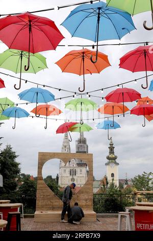 (190530) -- ZAGREB, 30 mai 2019 -- les travailleurs se préparent pour le Festival gastronomique et musical Bas NAS dans la ville haute de Zagreb, Croatie, le 30 mai 2019.) CROATIE-ZAGREB-GOURMET ET MUSIQUE FESTIVAL-PRÉPARATION PATRIKXMACEK PUBLICATIONXNOTXINXCHN Banque D'Images