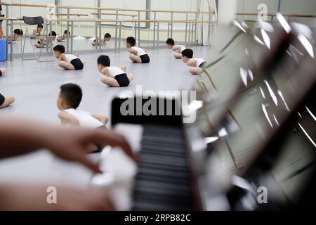 (190531) -- BEIJING, 31 mai 2019 (Xinhua) -- des danseurs de ballet s'entraînent avec le piano à l'école d'art Shanghai Little Star à Shanghai, dans l'est de la Chine, le 29 mai 2019. (Xinhua/Liu Ying) PHOTOS XINHUA DU JOUR PUBLICATIONxNOTxINxCHN Banque D'Images